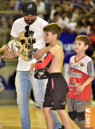 Falco, o Rei do Futsal, promoveu jogo festivo no Alcides Pan