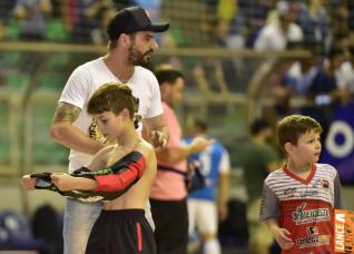 Falco, o Rei do Futsal, promoveu jogo festivo no Alcides Pan