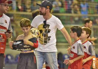 Falco, o Rei do Futsal, promoveu jogo festivo no Alcides Pan