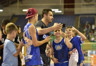 Falco, o Rei do Futsal, promoveu jogo festivo no Alcides Pan