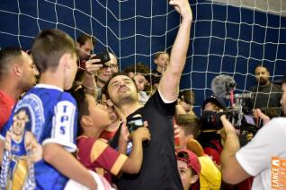 Falco, o Rei do Futsal, promoveu jogo festivo no Alcides Pan