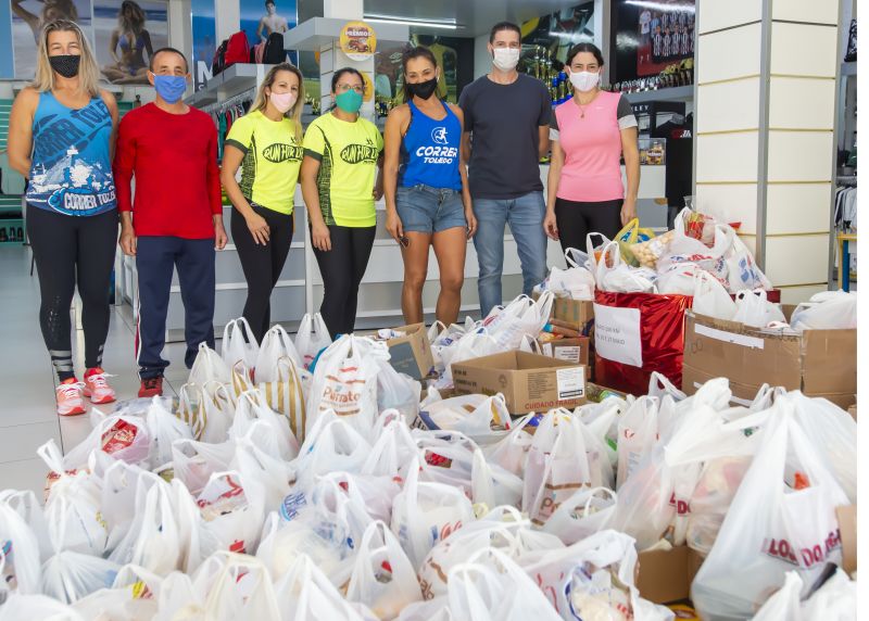 DESAFIO SOLIDRIO 100KM - Corredores doam mais de 1.000kg de alimentos para famlias carentes